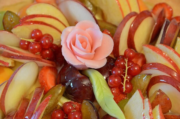 Foto frame pieno di frutta sulla torta