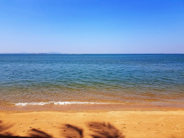 Полноэкранный пейзаж с видом на пляж и море в Солнечный день