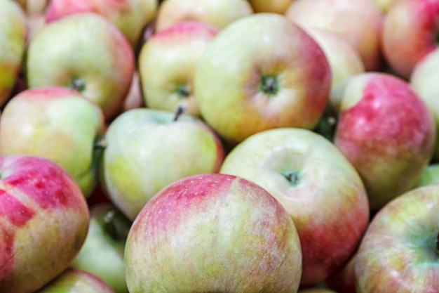 Foto fotografia completa di mele in vendita al mercato