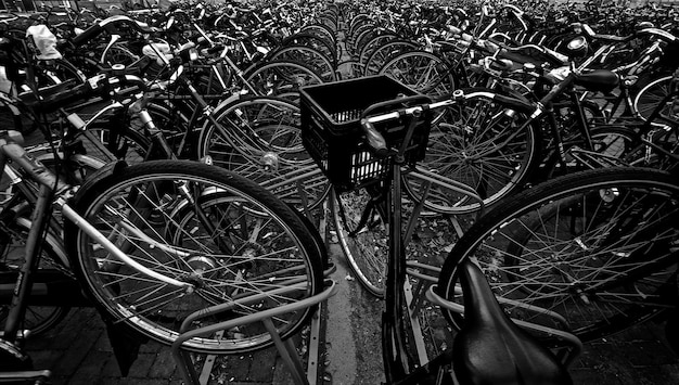 Foto fotografia completa di biciclette parcheggiate in rack