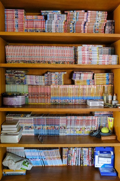 Photo full frame shot of bookshelf at store