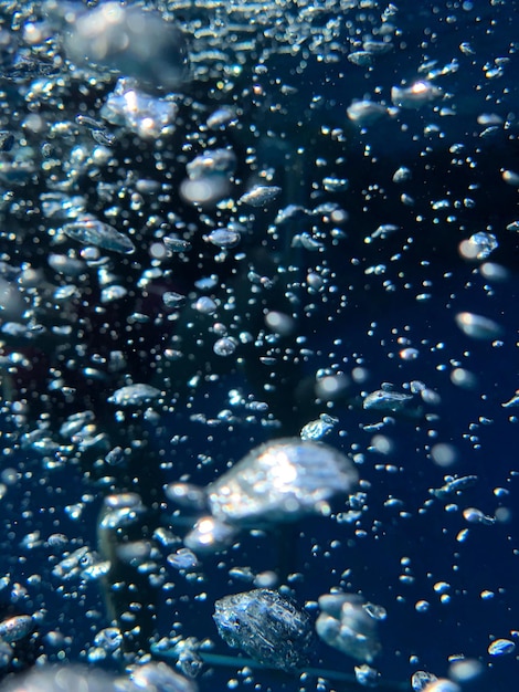 水中の泡のフルフレームショット