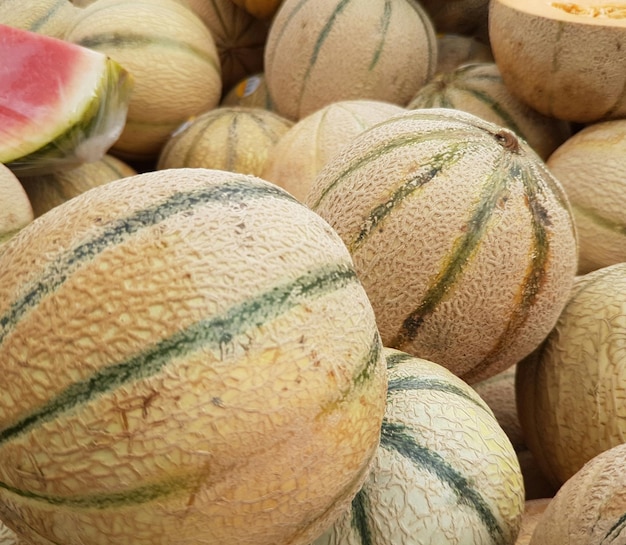 Photo full frame shot of cantaloupes at market stall