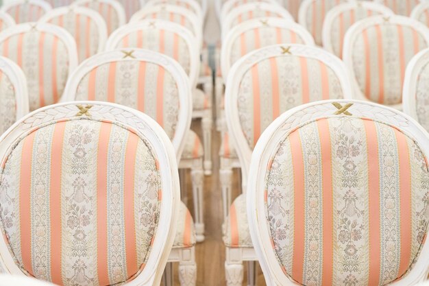 Photo full frame shot of chairs arranged in row