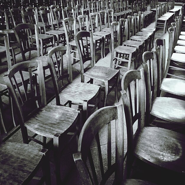 Photo full frame shot of chairs on floor