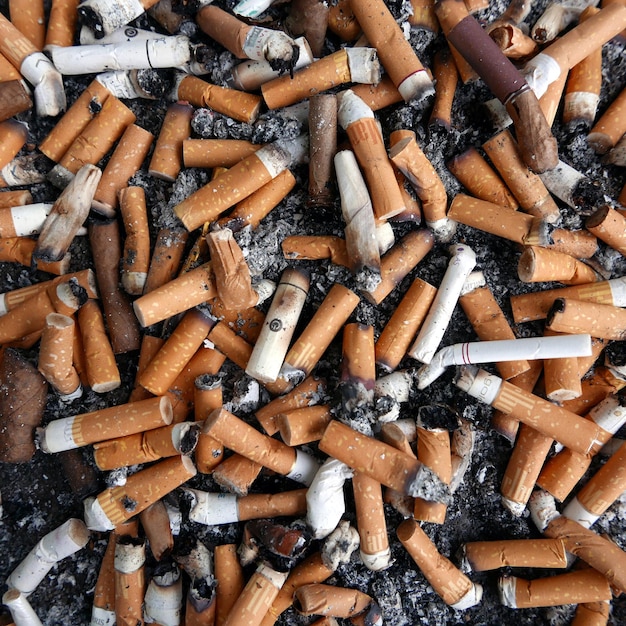 Photo full frame shot of cigarette butts