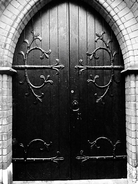 Photo full frame shot of closed door at church