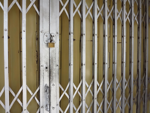 Photo full frame shot of closed metal gate against building