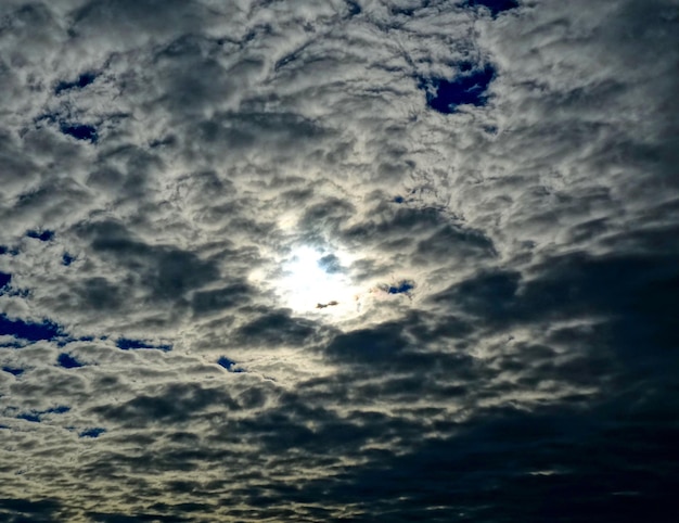 Fotografia completa del cielo nuvoloso