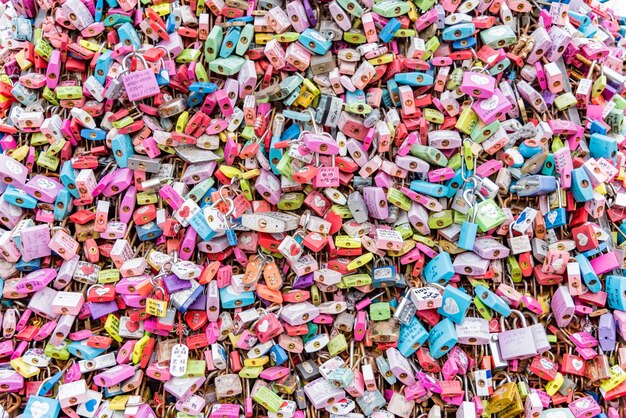 Photo full frame shot of colorful lovelocks