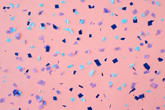 Foto fotografia completa di confetti su uno sfondo colorato
