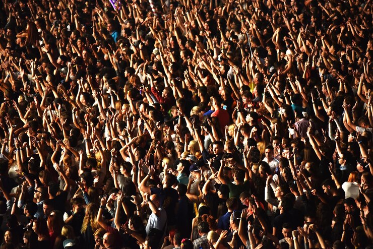 Photo full frame shot of crowd cheering at popular music concert