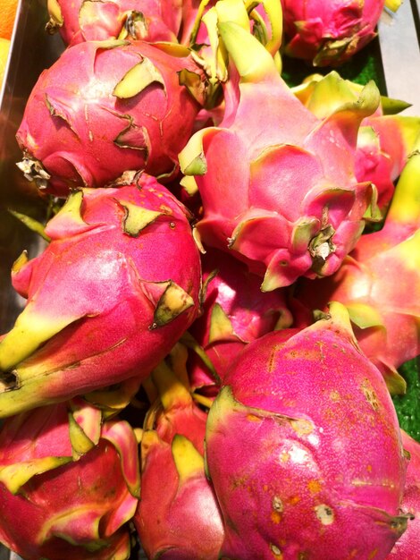 Foto fotografia completa dei frutti del drago in vendita al mercato