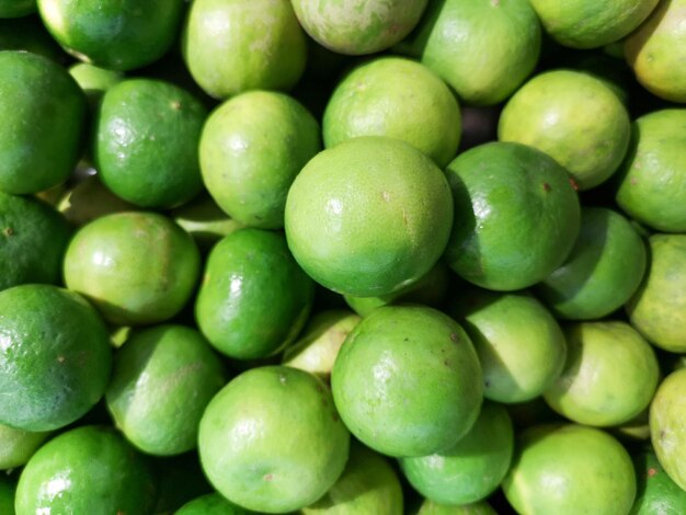 Foto fotografia completa di frutta al mercato