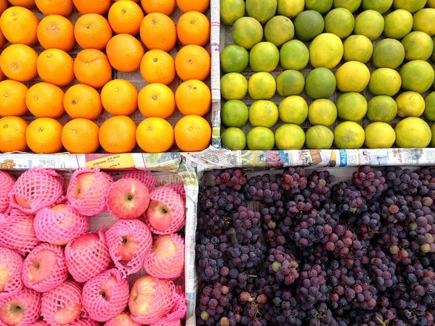 Foto fotografia completa di frutta in vendita alla bancarella del mercato