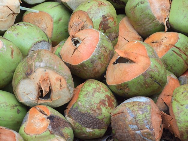 Foto fotografia completa di frutta in vendita alla bancarella del mercato