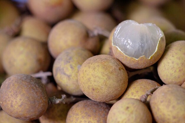 Foto fotografia completa di frutta in vendita alla bancarella del mercato