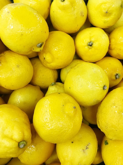 Foto fotografia completa di frutta in vendita alla bancarella del mercato