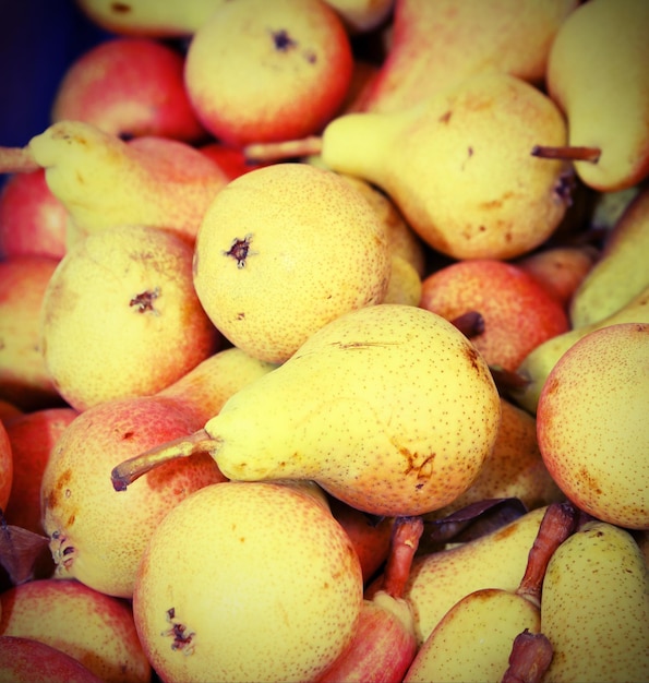 Foto fotografia completa di frutta in vendita al mercato