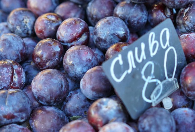 Foto fotografia completa di frutta in vendita al mercato