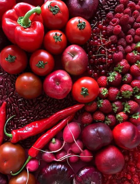 Полный кадр фруктов и овощей для продажи на рынке