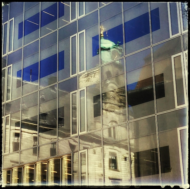 Foto fotografia completa dell'edificio in vetro con riflesso