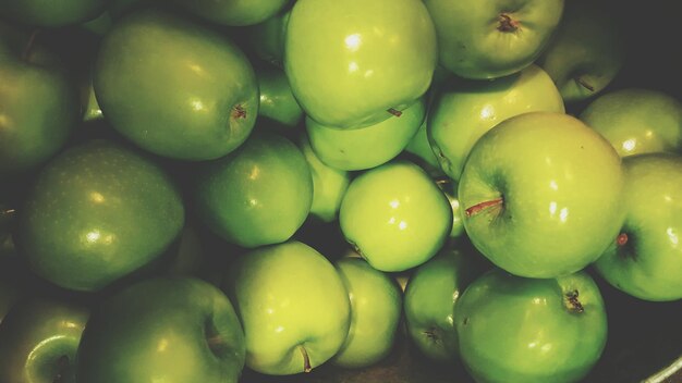 Foto fotografia completa delle mele di granny smith in vendita al mercato