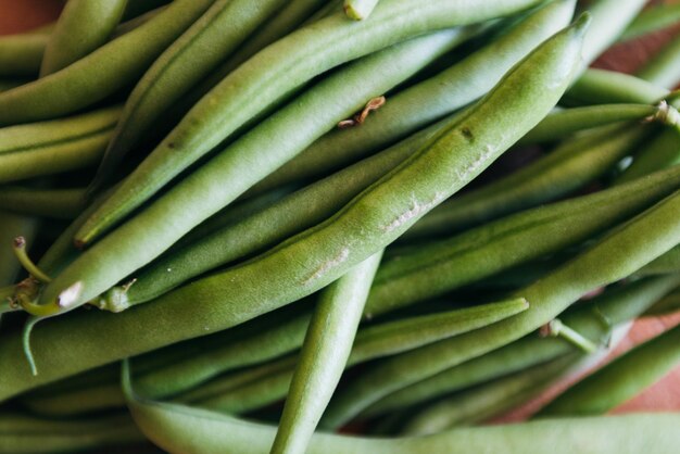 Photo full frame shot of green chili peppers in market