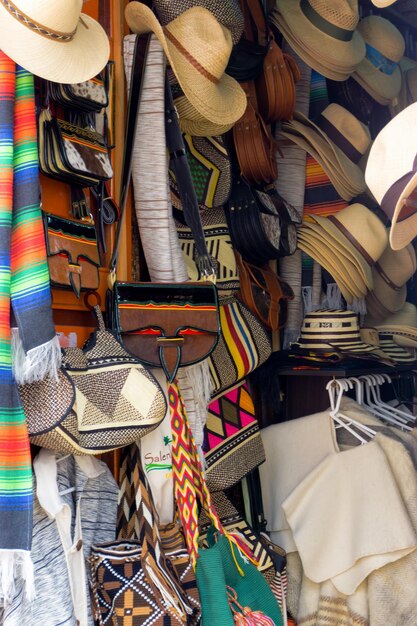 Foto fotografia completa di cappelli e borsa in una bancarella del mercato