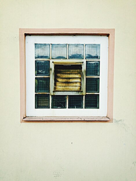 写真 閉じた窓のフルフレームショットハウス