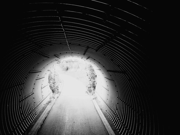 Foto fotografia completa del tunnel illuminato