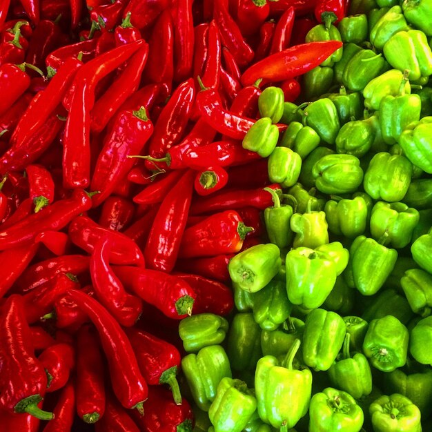 Photo full frame shot of jalapeno and bell peppers