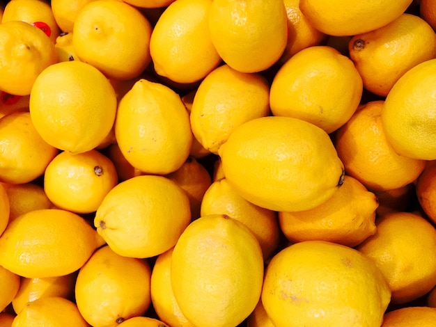 Foto fotografia completa di limoni al mercato