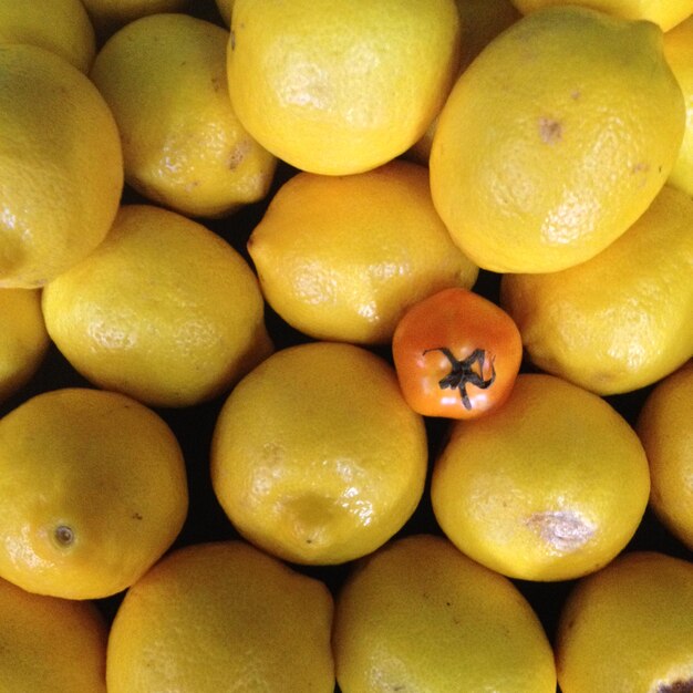 Foto fotografia completa di limoni al mercato