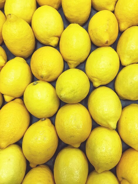 Foto fotografia completa di limoni al mercato