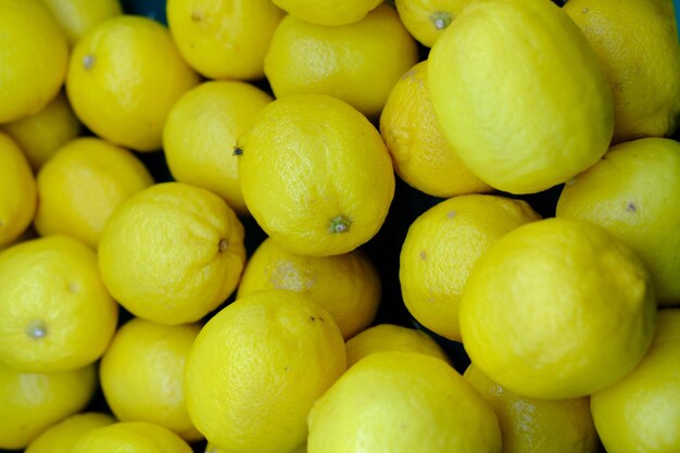 Foto fotografia completa di limoni al mercato