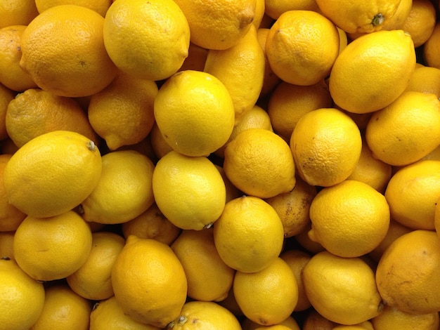 Foto fotografia completa di limoni in vendita al mercato.