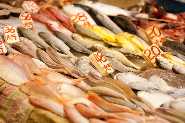 Foto fotografia completa di una bancarella di mercato in vendita