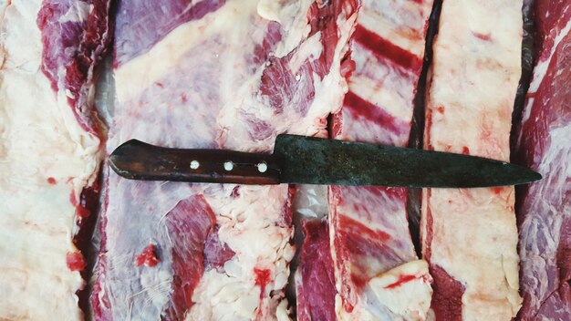 Foto scatto completo di carne con un coltello