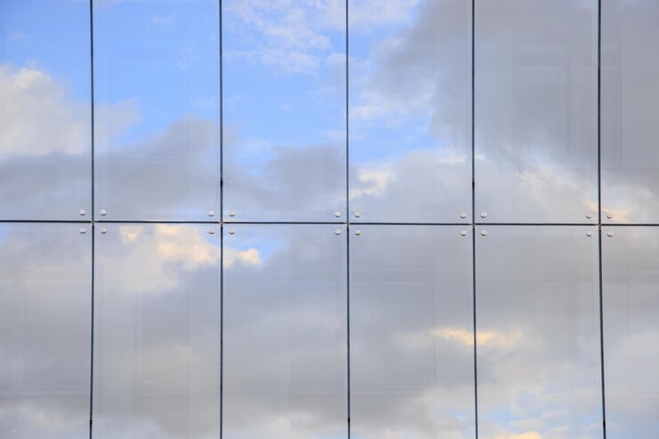 Photo full frame shot of modern glass building with clouds reflection