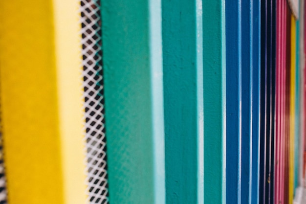 Foto ripresa completa di una recinzione multicolore