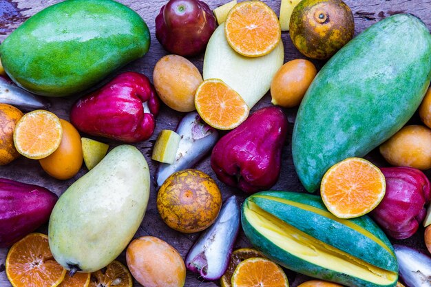Foto fotografia completa di frutti multicolori sul mercato