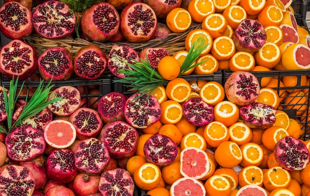 Foto fotografia completa di frutta multicolore al mercato