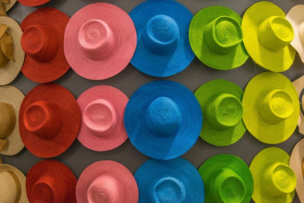 Foto foto a fotogramma completo di cappelli multicolori appesi al muro in vendita