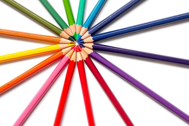 Foto fotografia a fotogramma completo di matite multicolori su sfondo bianco