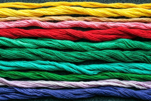 Photo full frame shot of multi colored threads on table