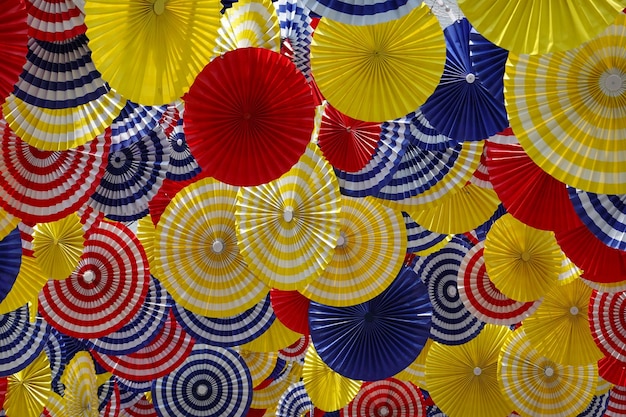 Полный кадр многоцветных зонтов