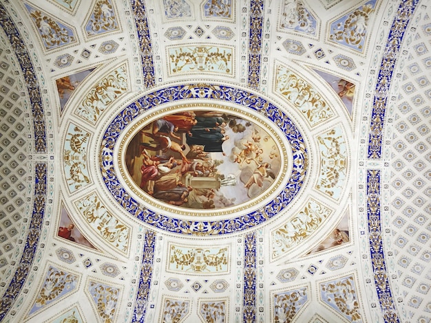 Photo full frame shot of mural on dome ceiling