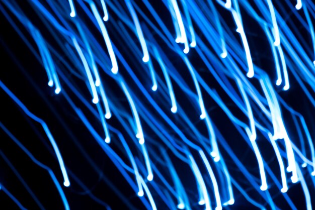 사진 검은색 배경 위의 파란색 광섬유의 풀 프레임