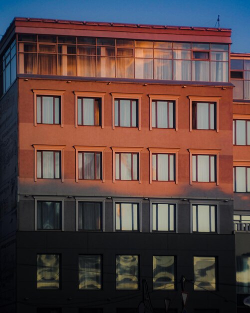 写真 空に照らされた建物のフルフレームショット
